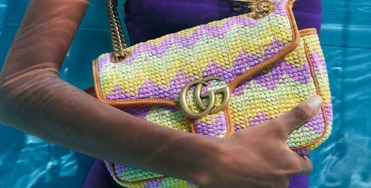 Em um universo onde o luxo e a moda caminham lado a lado, Gucci redefine as regras, lançando uma nova visão que ultrapassa tendências e desafia paradigmas 45 Em um universo onde o luxo e a moda caminham lado a lado, Gucci redefine as regras, lançando uma nova visão que ultrapassa tendências e desafia paradigmas
