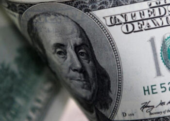 Dólar recua em início de semana marcada por dados de inflação e decisão do Copom