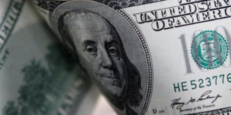 Dólar recua em início de semana marcada por dados de inflação e decisão do Copom