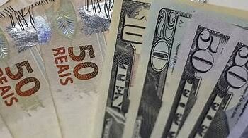 Dólar dispara mais de 1% com receios fiscais, apesar de leilão do Banco Central