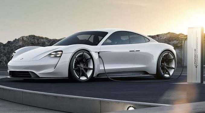 Porsche Taycan lidera buscas por carros elétricos no Brasil
