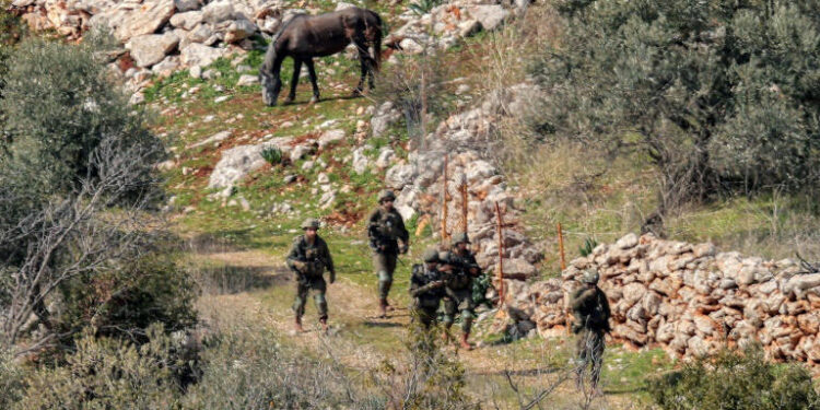 Israel se retira, mas mantém cinco posições no sul do Líbano
