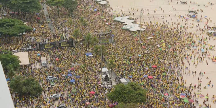 Discrepância nas Estimativas de Público Marca Ato em Copacabana