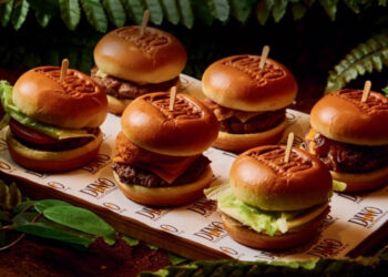 Dino Restaurante apresenta Rodízio de Mini Burgers — uma experiência lúdica e deliciosa no coração da Vila Olímpia