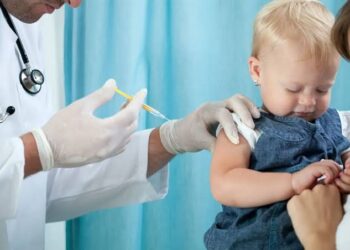 Médicos processam governo por retirada da vacina da Covid do calendário infantil
