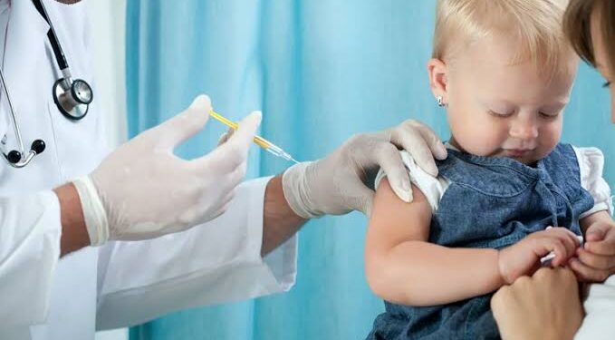 Médicos processam governo por retirada da vacina da Covid do calendário infantil