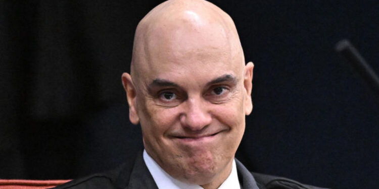 Alexandre de Moraes, o juiz que se recusa a ceder à pressão internacional