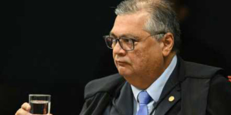 Dino suspende repasses de emendas Pix e aciona PF após indícios de crimes em nove municípios
