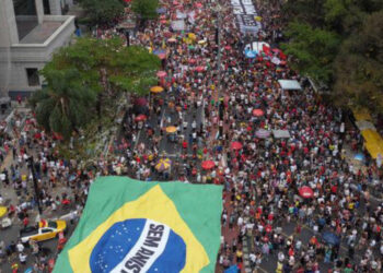 Ato contra anistia e PEC da Blindagem leva 42,4 mil à Paulista e 41,8 mil a Copacabana