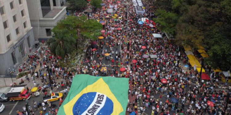 Ato contra anistia e PEC da Blindagem leva 42,4 mil à Paulista e 41,8 mil a Copacabana