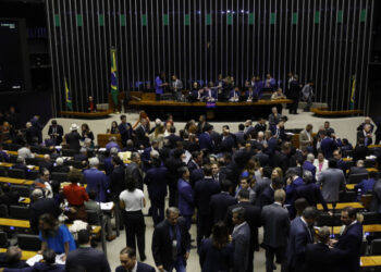 Câmara aprova “pauta-bomba” que efetiva agentes de saúde e cria impacto bilionário nas contas públicas
