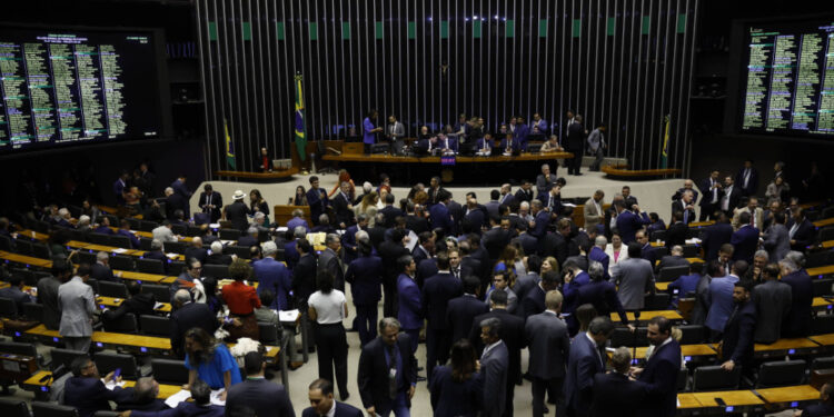 Câmara aprova “pauta-bomba” que efetiva agentes de saúde e cria impacto bilionário nas contas públicas