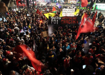 Protesto contra megaoperação no Rio reúne manifestantes na Avenida Paulista