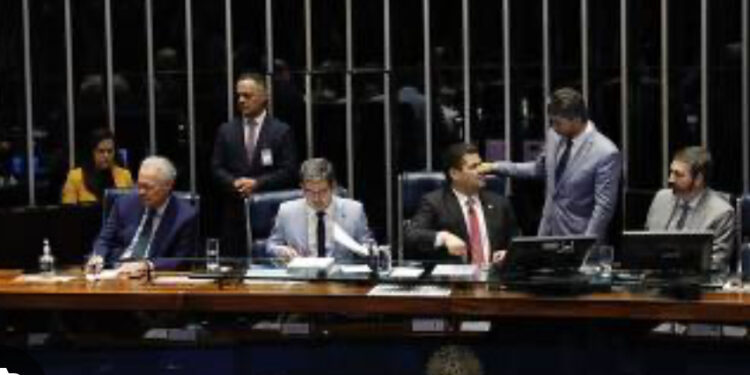 Reforma do Imposto de Renda impulsiona o PIB, mas acende alerta sobre risco fiscal