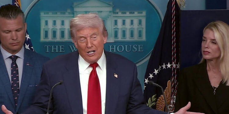 Trump rejeita pedidos de Maduro em telefonema e pressiona saída imediata do líder venezuelano