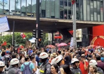 Manifestações em grandes cidades mobilizam brasileiros contra lei que pode reduzir pena de Bolsonaro