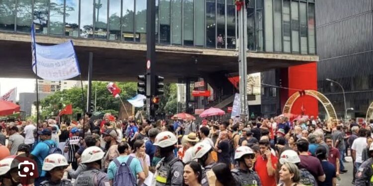 Manifestações em grandes cidades mobilizam brasileiros contra lei que pode reduzir pena de Bolsonaro 45 Manifestações em grandes cidades mobilizam brasileiros contra lei que pode reduzir pena de Bolsonaro