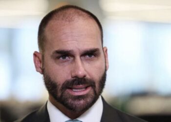 Passaporte diplomático de Eduardo Bolsonaro é anulado após perda de mandato
