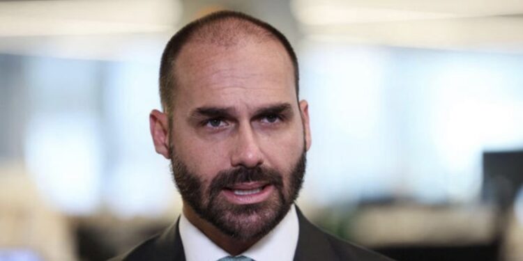 Passaporte diplomático de Eduardo Bolsonaro é anulado após perda de mandato
