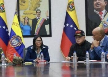 Presidente interina da Venezuela oferece cooperação com os EUA após ameaça de novo ataque
