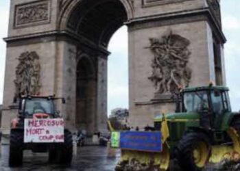 Agricultores franceses bloqueiam ruas de Paris em protesto contra acordo UE-Mercosul