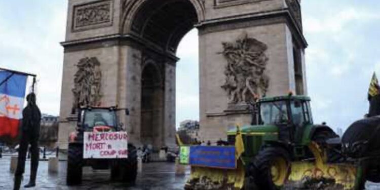 Agricultores franceses bloqueiam ruas de Paris em protesto contra acordo UE-Mercosul