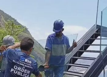 Prefeitura do Rio retira “escada do infinito” no Vidigal por risco de desabamento