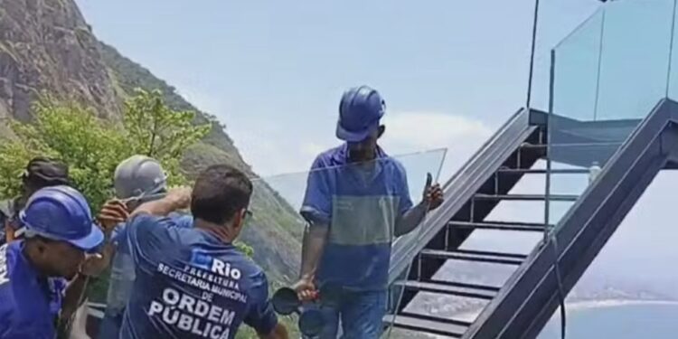 Prefeitura do Rio retira “escada do infinito” no Vidigal por risco de desabamento