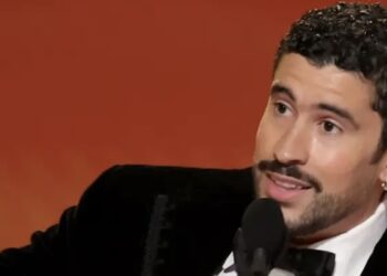 Grammy 2026: Bad Bunny é aplaudido ao criticar serviço de imigração dos EUA em discurso histórico