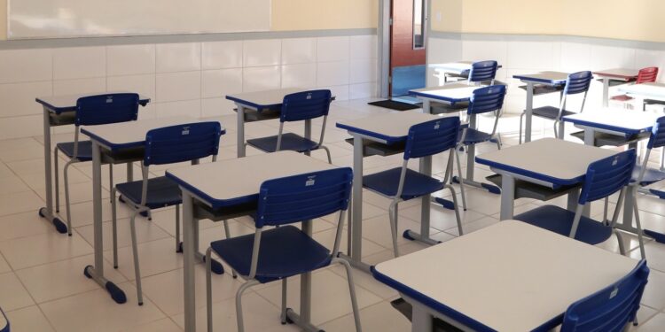 Brasil perde alunos: ensino médio atinge o menor nível do século