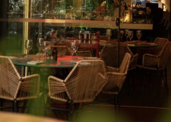 Sky Hall Garden Bar: um refúgio contemporâneo onde gastronomia mediterrânea, alta coquetelaria e elegância urbana se encontram no coração dos Jardins