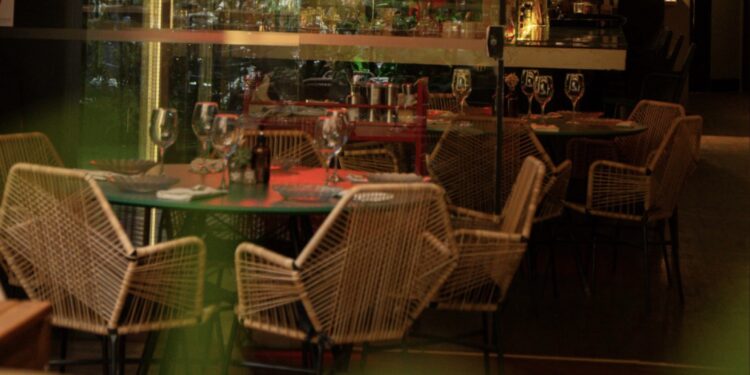 Sky Hall Garden Bar: um refúgio contemporâneo onde gastronomia mediterrânea, alta coquetelaria e elegância urbana se encontram no coração dos Jardins
