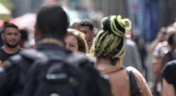 Famílias comprometem 29% da renda com dívidas e acendem alerta na economia brasileira