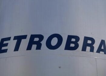 Petrobras recua após leilão de GLP e anuncia devolução de valores em meio a crise interna