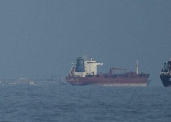 EUA avançam na reabertura do Estreito de Ormuz e anunciam passagem de navios sob tensão global