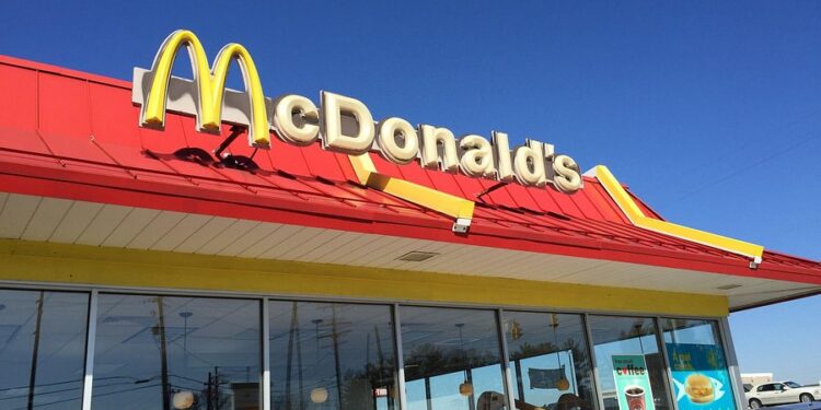 Do drive-thru ao fenôeno mundial: como o McDonald’s transformou o hambúrguer em um ícone global