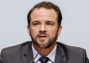 Nova alta do petróleo leva governo a adiar retirada de subsídio da gasolina