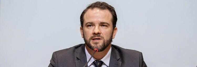 Nova alta do petróleo leva governo a adiar retirada de subsídio da gasolina