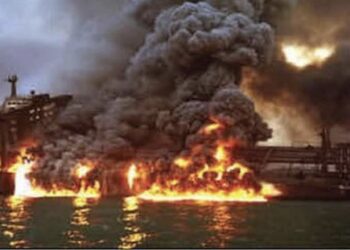 Petroleiro explode no Estreito de Ormuz após desviar de rota determinada pelo Irã