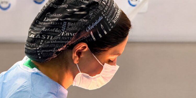 A inteligência artificial redefine padrões de beleza e amplia desafios éticos na cirurgia plástica
