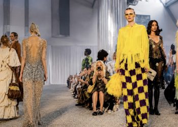 Stine Goya retorna às passarelas de Copenhague e antecipa uma primavera de cores, movimento e liberdade