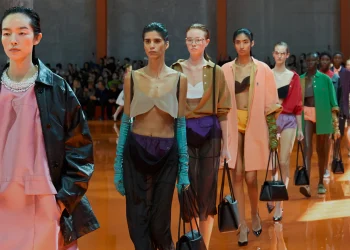 Prada transforma a saia em manifesto de liberdade na Semana de Moda de Milão