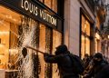Hermès, Louis Vuitton e Saint Laurent: por que lojas de luxo se tornaram alvo de ataques na França