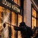 Hermès, Louis Vuitton e Saint Laurent: por que lojas de luxo se tornaram alvo de ataques na França 51 Hermès, Louis Vuitton e Saint Laurent: por que lojas de luxo se tornaram alvo de ataques na França