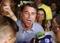 Flávio Bolsonaro supera votação do pai em 2022 e chega ao segundo turno na liderança