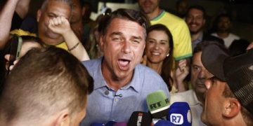 Flávio Bolsonaro supera votação do pai em 2022 e chega ao segundo turno na liderança