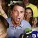 Flávio Bolsonaro supera votação do pai em 2022 e chega ao segundo turno na liderança