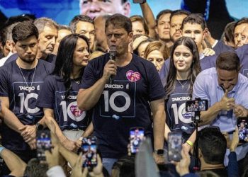 Tarcísio se reúne com Flávio Bolsonaro e assume papel estratégico na campanha presidencial