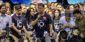 Tarcísio se reúne com Flávio Bolsonaro e assume papel estratégico na campanha presidencial