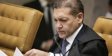 TSE determina retirada de publicações de Lula, Janja e deputados com críticas a Flávio Bolsonaro